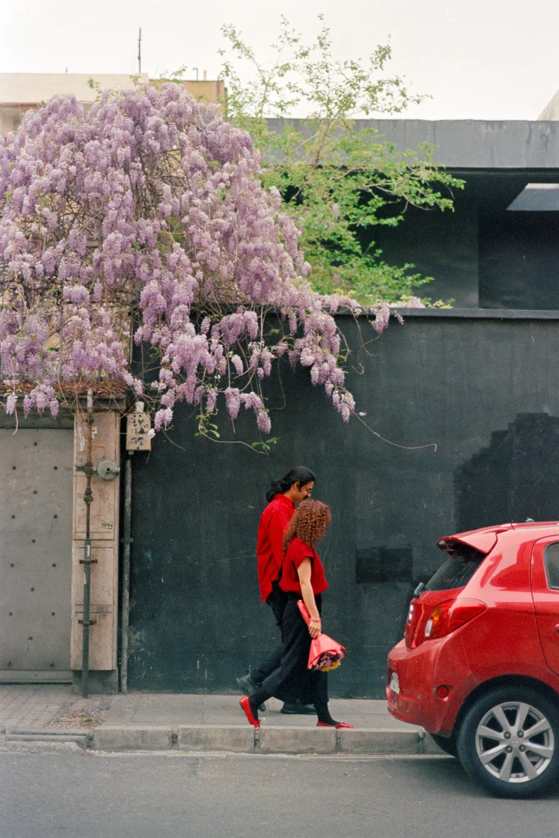 couple-red-street